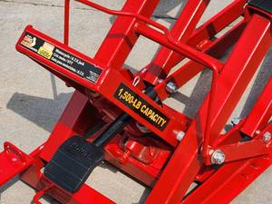 lot 2 image: Big Red 1,500 lb Capacity Motorcycle  ATV Jack