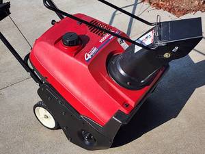 lot 4 image: Honda 520 4 Stroke Easy Start Snow Blower