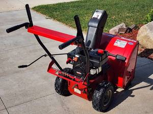 lot 10 image: Yard Machine 22 in. 5 hp Snow Blower with Electric Start