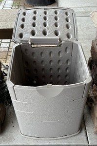 lot 200 image: Rubbermaid Lidded Storage Container