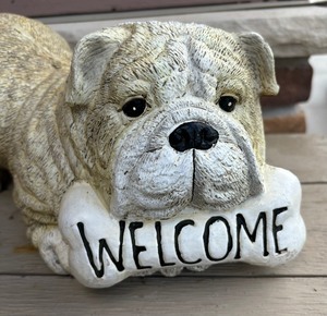 lot 211 image: Adorable Welcome Decor