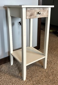 lot 216 image: Accent Table with Phone Charging Station