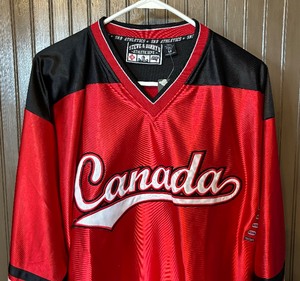 lot 295 image: New Steve and Barrys Canada #8 Hockey Jersey