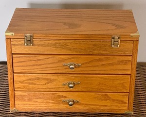 lot 182 image: Small Wooden Felt Lined Storage Tool Box with Drawers