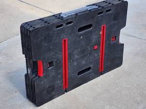 lot 64 image: Keter Portable Workstation