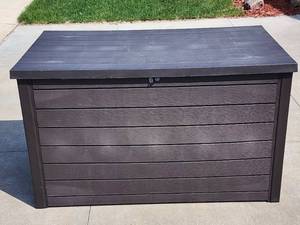 lot 125 image: Outdoor Deck Storage Box