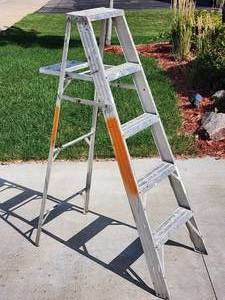 lot 111 image: 5ft Aluminum Step Ladder