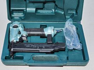 lot 63 image: Hitachi 18 Gauge Brad Nailer Air Tool