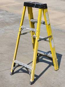 lot 113 image: Husky 4 ft Fiberglass Step Ladder