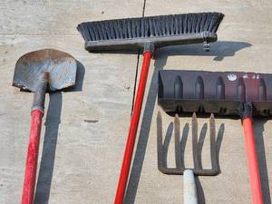 lot 124 image: Assorted Yard Tools
