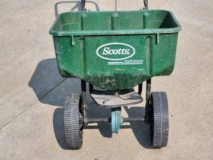 lot 127 image: Scotts Speedy Green 2000 Grass Seed Spreader