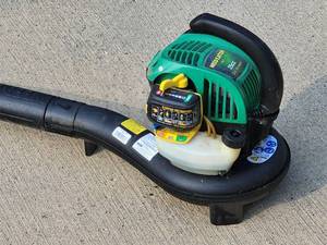 lot 118 image: Gas Powered Weed Eater 25cc Leaf Blower