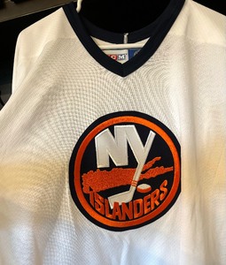 lot 308 image: New York Islanders #37 Parrish Hockey Jersey