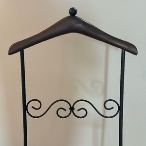 lot 384 image: Beautiful Butler Stand