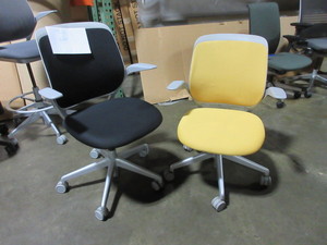 lot 314 image: STEELCASE COBI ASSORTED COLOR CONFERENCE CHAIRS WITH ARMS