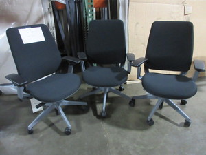 lot 319 image: STEELCASE SERIES 2 UPHOLSTERED BACK CHAIRS