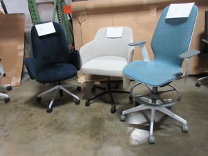 lot 325 image: ASSORTED OFFICE CHAIRS AND STOOL