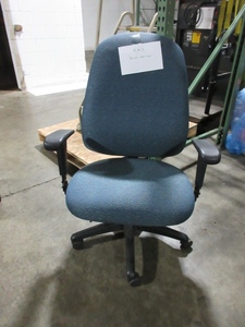 lot 330 image: 9 TO 5 BARIATRIC OFFICE CHAIR