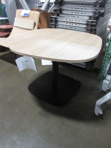 lot 376 image: STEELCASE ELBROOK HUDDLE TABLE