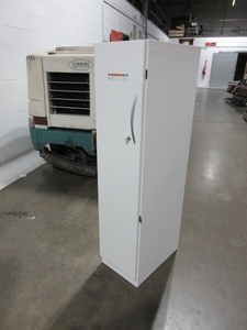 lot 395 image: STEELCASE WHITE METAL PERSONAL LOCKER WITH KEY
