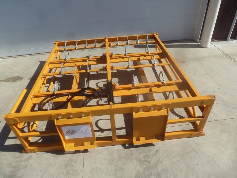 lot 13 image: Landhoner Bale Fork Attachment