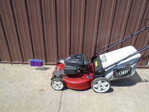 lot 104 image: Toro self propelled recycler with bag. Good overall condition. Tested & works. As shown.