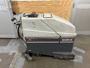 ADVANCE MACHINE CO. 240LX Floor Scrubber Model 393320