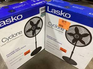 Lot of Lasko 18 in. 3 Speed Oscillating Pedestal Fan with Adjustable Height, Easy Assembly, and Quiet Cooling for Any Room in Black Customer Returns See Pictures