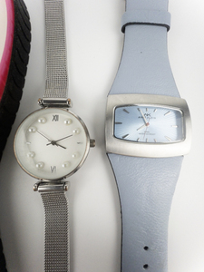 Ladys Group of 8 Quartz Analog Watches. Working & Not Working.