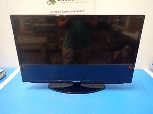 lot 88 image: Samsung&nbspUN32H5203AF Smart TV  31.5 screen with 1920 x 1080 HD Resolution  Includes power cable and remote