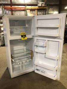 lot 10 image: Vissani 18 cu. ft. Top Freezer Refrigerator DOE in White Slight Damage on Top Corner Customer Returns See Pictures