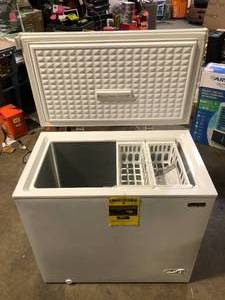 lot 19 image: Magic Chef 7.0 cu. ft. Chest Freezer in White Damaged  Customer Returns See Pictures