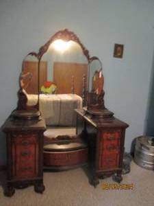 Intricately carved Detail vintage Q...