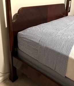 lot 7 image: Queen Four Poster Bed Frame