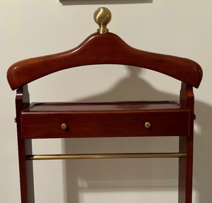 lot 61 image: Bombay Company Butler Stand
