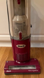 lot 72 image: Shark NV106 26 Vacuum