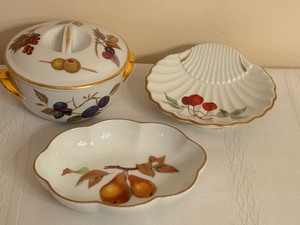 lot 86 image: Three Small Royal Worcester Dishes