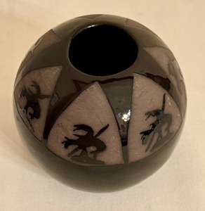 lot 16 image: Artisan Crafted Black Southwestern Pottery Vase