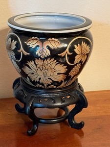 lot 32 image: Decorative Vase and Planter