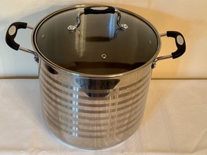 lot 41 image: 12 Quart Crofton Stockpot