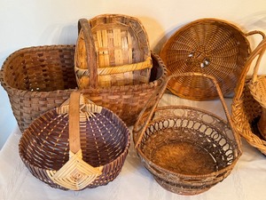 lot 42 image: Variety of Decorative Baskets