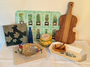 lot 43 image: Variety of Decorative Kitchen Items
