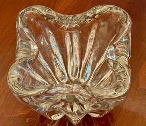 lot 44 image: Art Glass Style Bowl