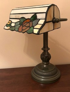 lot 115 image: Lovely Stained Glass Lamp
