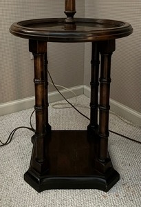 lot 122 image: Lovely Vintage Lamp Table