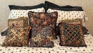 lot 123 image: Queen Bedding and Accent Pillows