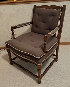 lot 125 image: Charming Vintage Arm Chair