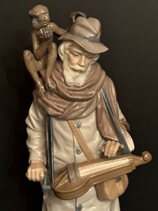 lot 4 image: Organ Grinder Lladro