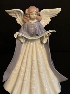 lot 57 image: Lladro Angel Navidad Cantante Christmas Singer Figurine