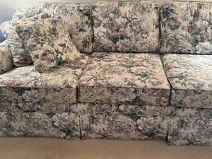 lot 52 image: Lovely Vintage Floral Design Upholstered Sofa